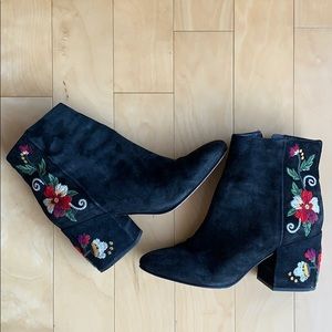Suede boots with flower embroidery